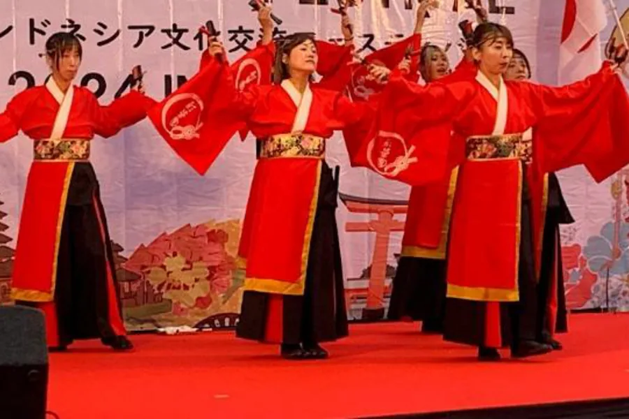 ステージで日本の伝統舞踊を披露する出演者
