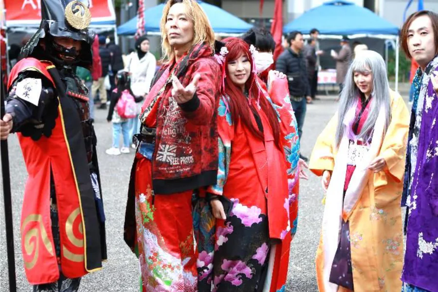 武将隊の衣装で会場を歩く出演者