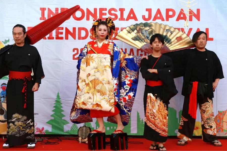 花魁の衣装でステージに立つ出演者