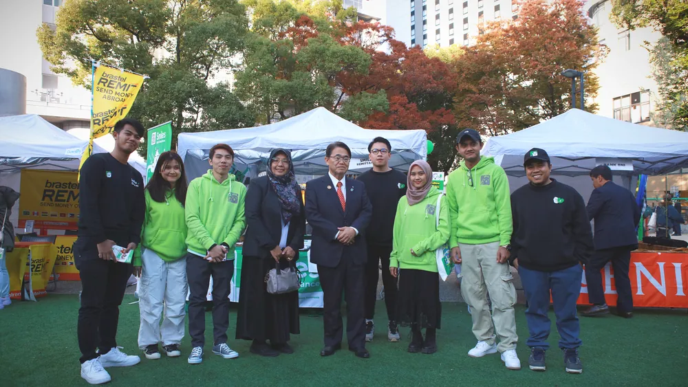 会場に並ぶ展示・物販ブースと来場者