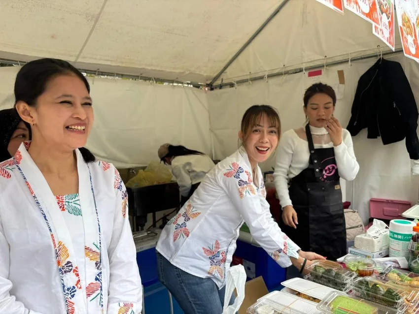 過去開催時、料理の屋台で笑顔を見せる出店者